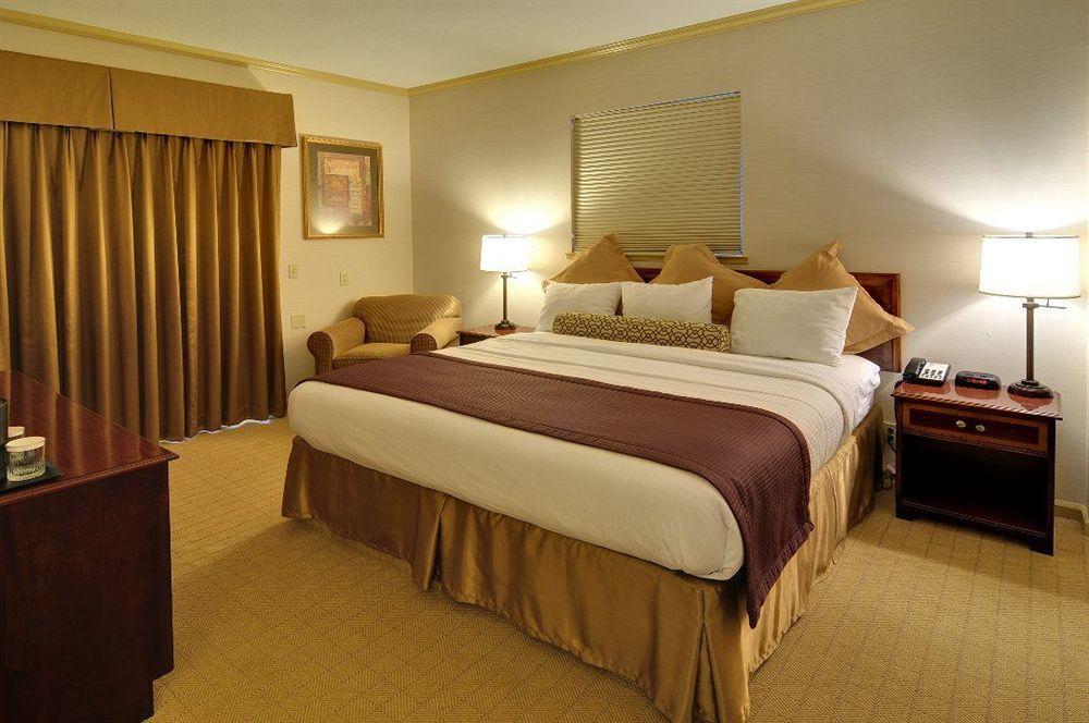 Best Western Plus Palm Court Hotel Davis Eksteriør billede
