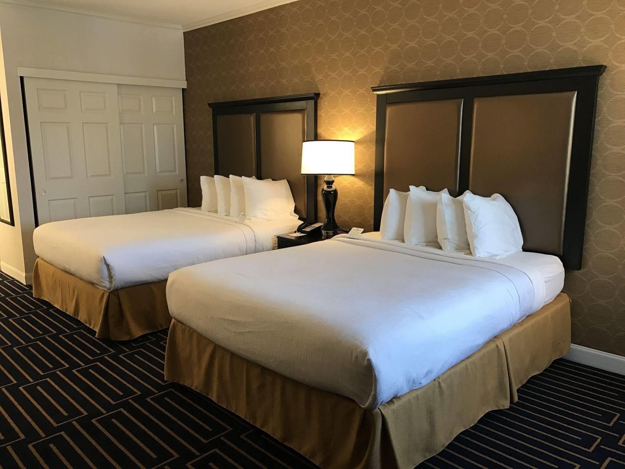 Best Western Plus Palm Court Hotel Davis Eksteriør billede