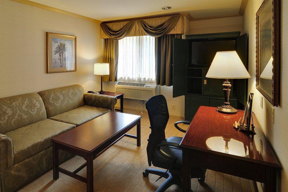 Best Western Plus Palm Court Hotel Davis Værelse billede